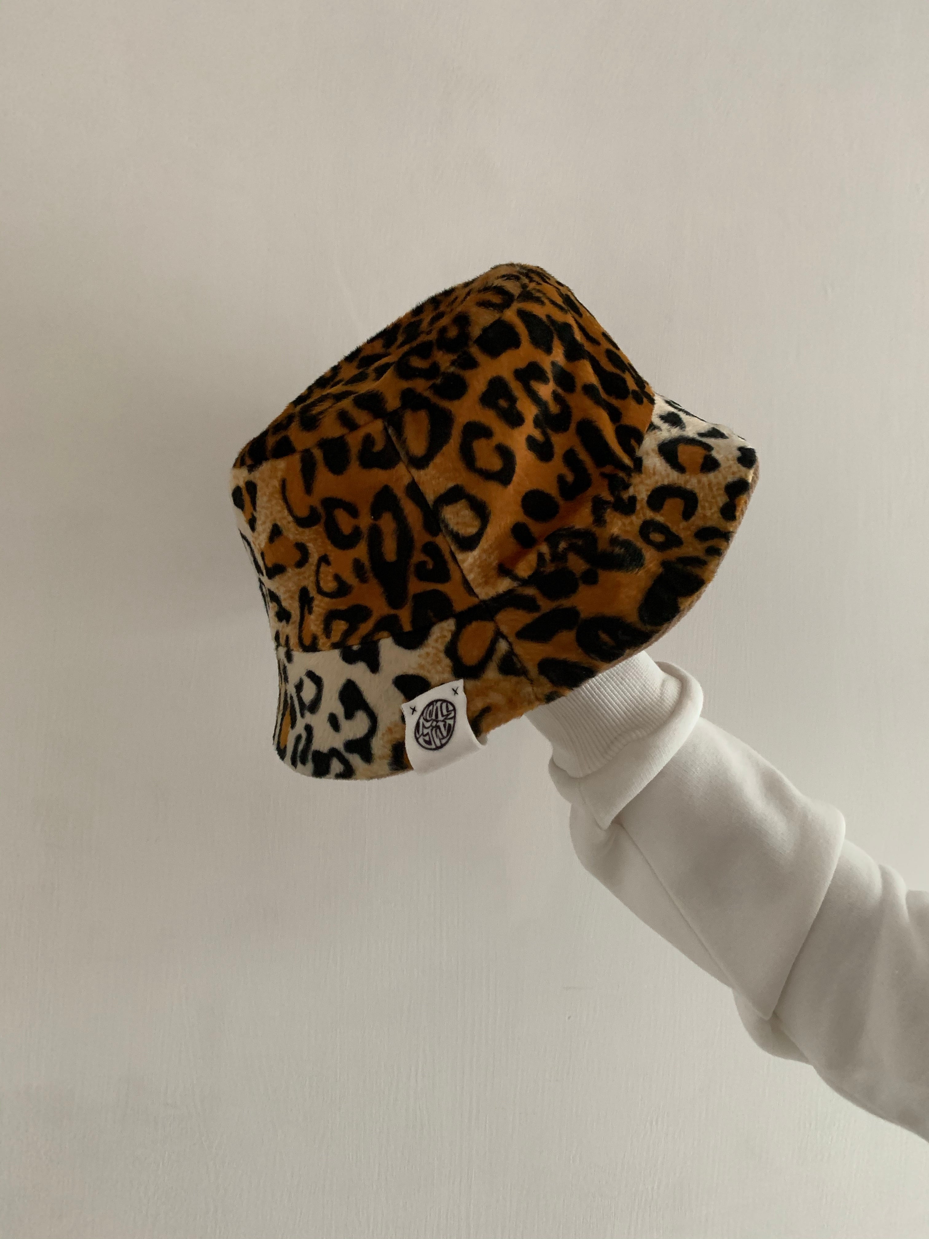 REVERSIBLE LEOPARD PRINT BUCKET HAT