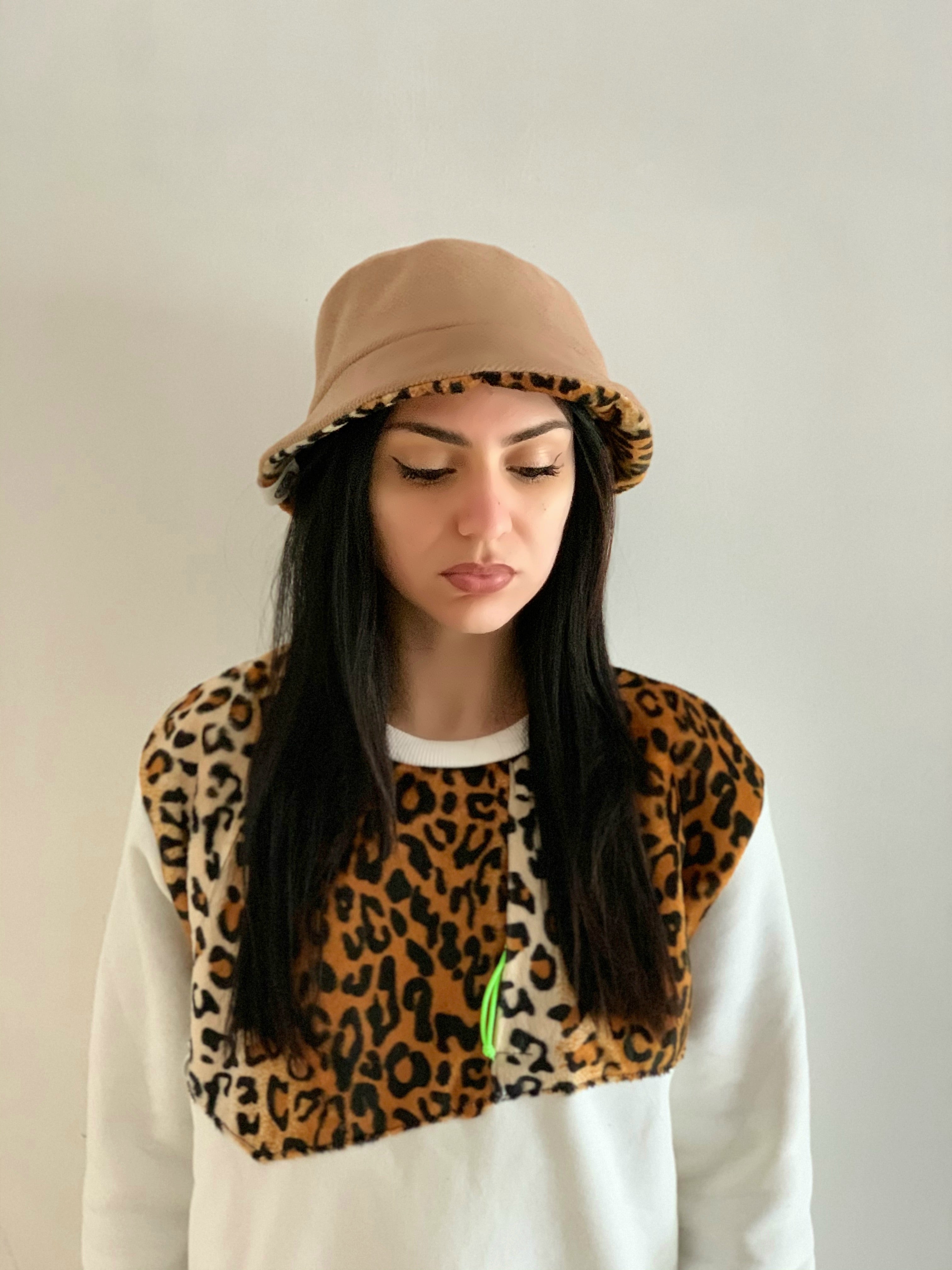 REVERSIBLE LEOPARD PRINT BUCKET HAT