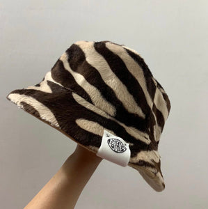 REVERSIBLE ZEBRA PRINT BUCKET HAT