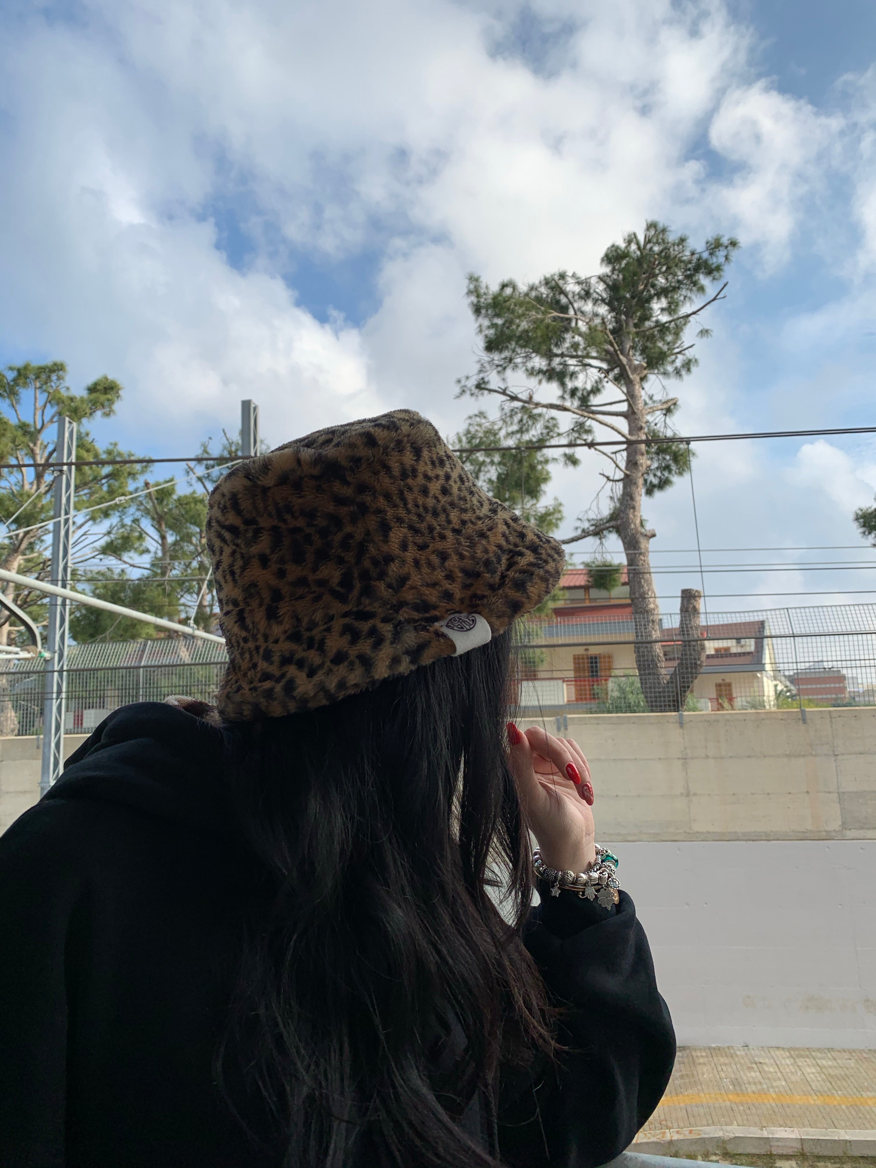 REVERSIBLE LEOPARD PRINT HAT